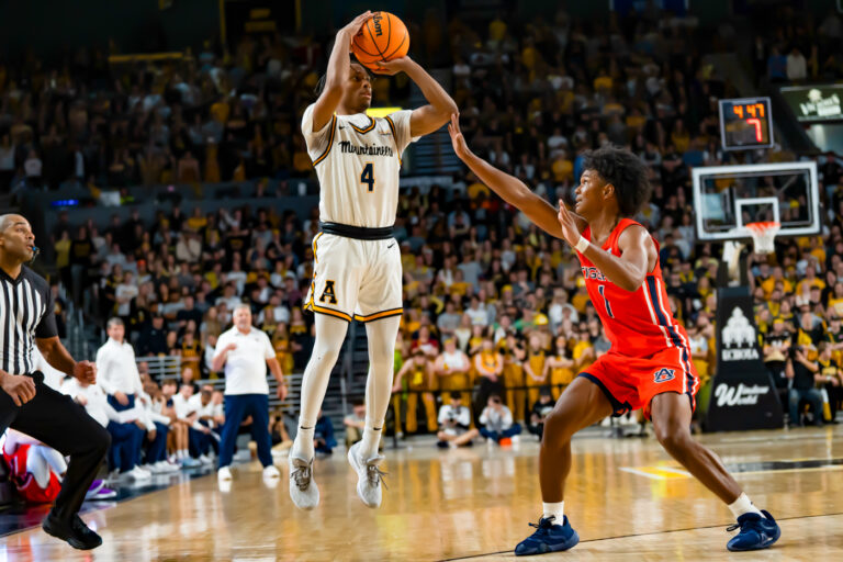Mountaineers stun Auburn, 69-64