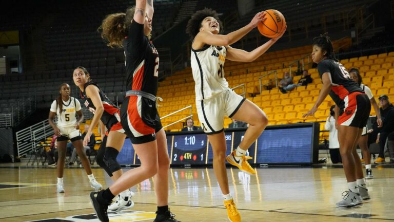 Mountaineers complete season sweep of Coastal Carolina, 80-70