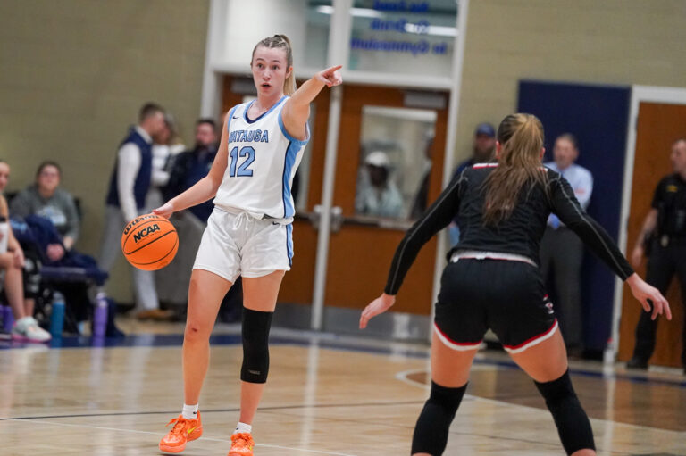 In front of capacity crowd, the Pioneer women light up Hibriten in conference tourney finale, 68-46